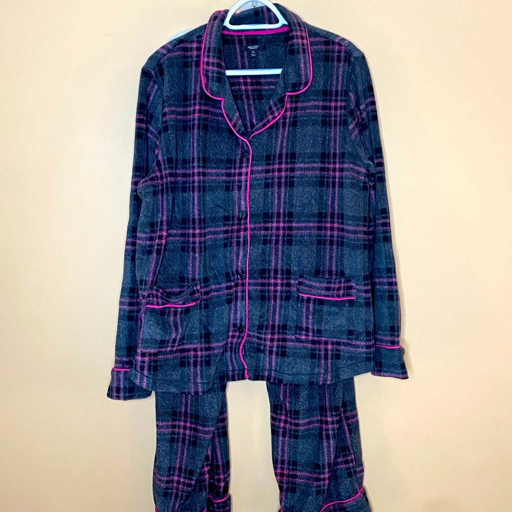 Never worn Simply Vera Pajama set with slippers